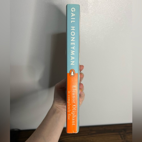 Eleanor Oliphant Is Completely Fine Paperback - Picture 2 of 8